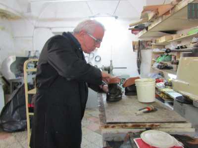 All�interno incontriamo Rocco: sta forgiando un paio di stivaletti